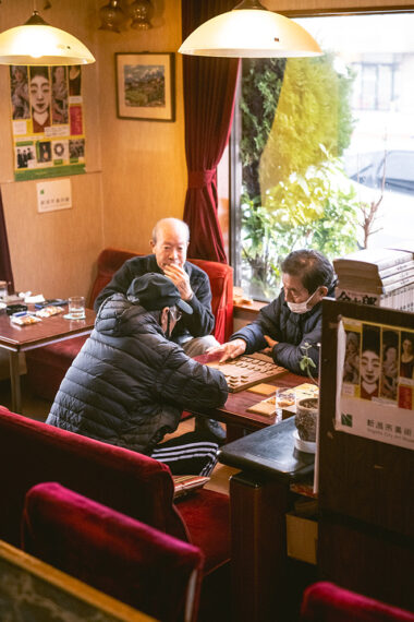 常連のおじさま方が定位置であろう席に集い、コーヒーを飲みながら仲良く将棋を嗜んでいる姿を見てこんな楽しい老後を送りたいなぁ、と感じるのでした。
