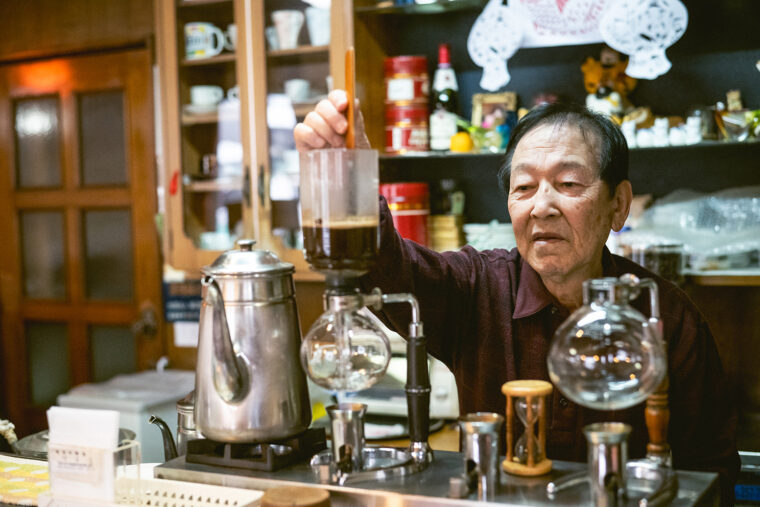 マスターの小林弘さんは御年82歳。おしゃべり上手で元気いっぱい働く姿は歳を感じさせない！