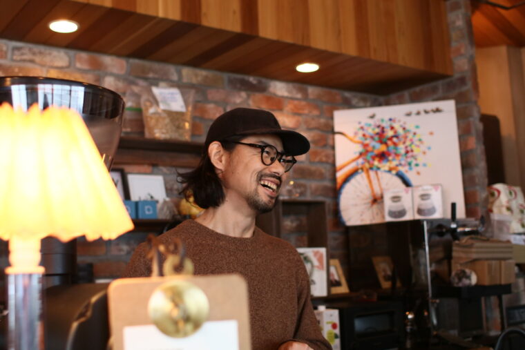 伊藤久幸さん。サラリーマン時代に独学でコーヒー焙煎をスタート。最初は手焙煎から始めたのだそう！