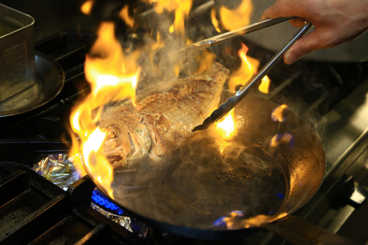 真鯛の表面を強火で焼くことでパリパリに仕上げた皮が香ばしさをプラス
