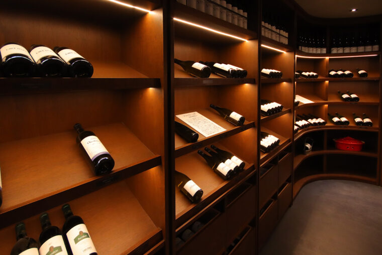 棚に並んだ年代物ワインをじっくり見て選べる