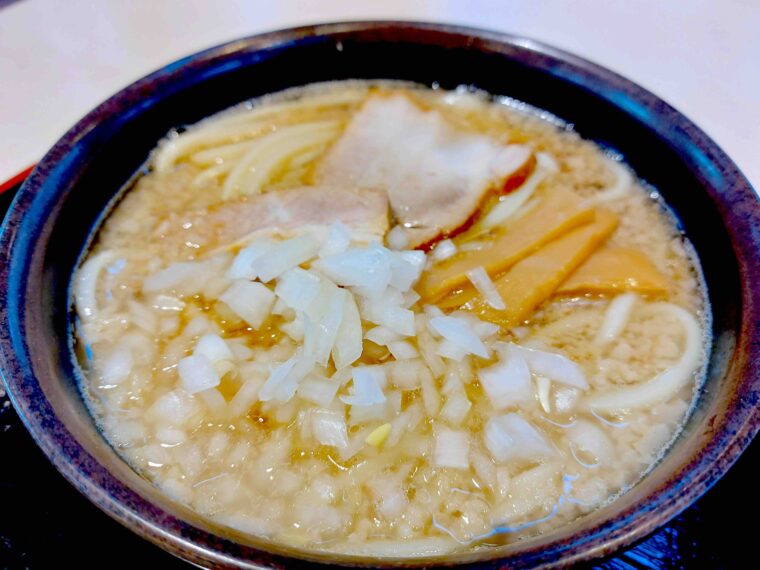 こちらが話題の『背脂うどん』（830円）。スープは弥彦村と交流のある粟島浦村産焼きアゴダシベース