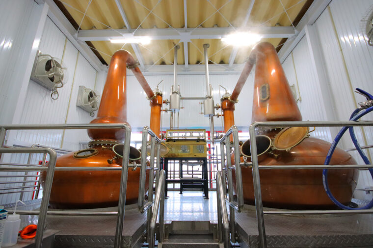 ウイスキーの本場スコットランドから輸入した銅製の蒸溜器