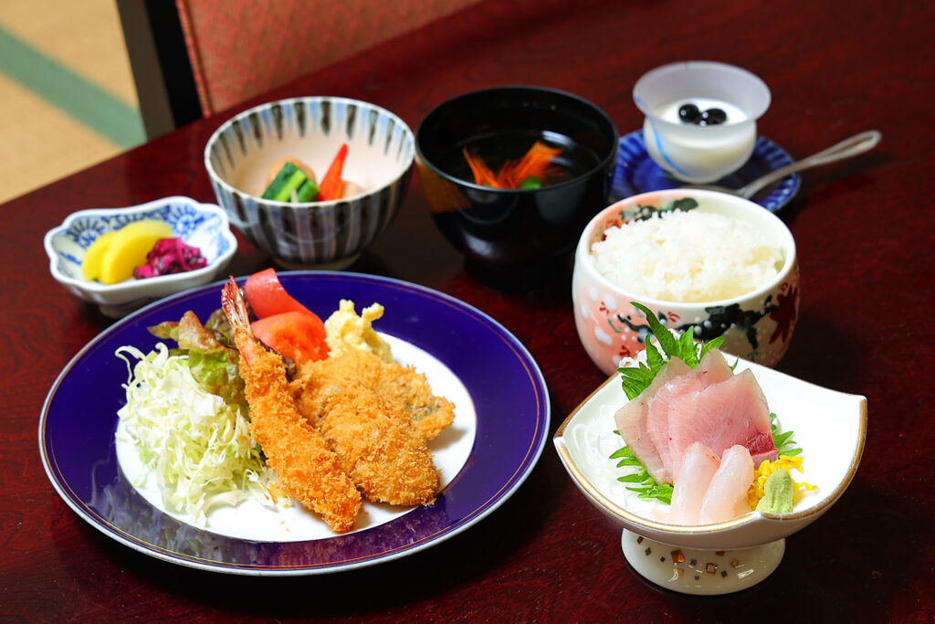 おさしみページ おさしみ食堂さくべい】マグロ丼と副菜でお腹いっぱいに！｜新潟市西蒲区巻