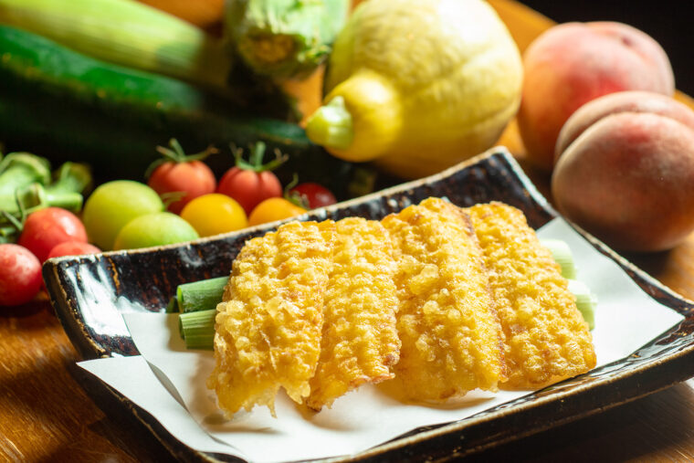 夏に提供される『とうもろこしの天ぷら』。夏は、ズッキーニ、オクラ、丸ナスなどの野菜を楽しめる