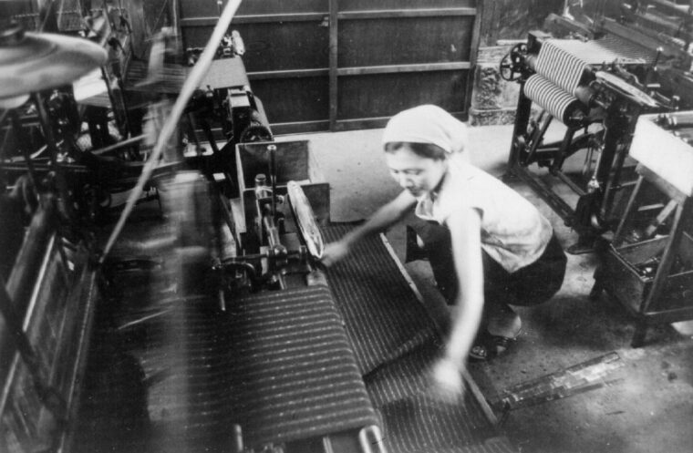 昭和30年代の機織工場（内山誠七氏撮影）