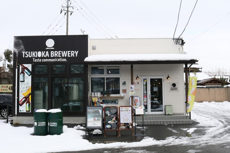 月岡温泉街にある足湯、あしゆ湯足美（ゆたび）近くのお店