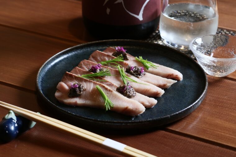 『低温ブリと生海苔のあん肝醤油がけ』（1,540円）