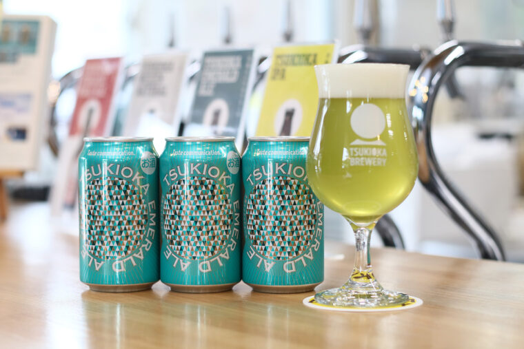 白ワインのようなスッキリ感がビール初心者にも好評の『月岡エメラルドエール』（1本462円）