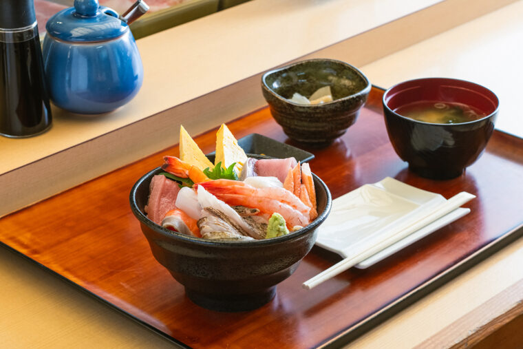 『鮨寿の特製海鮮丼 梅』（1,747円）。味噌汁と小鉢が付いてくる