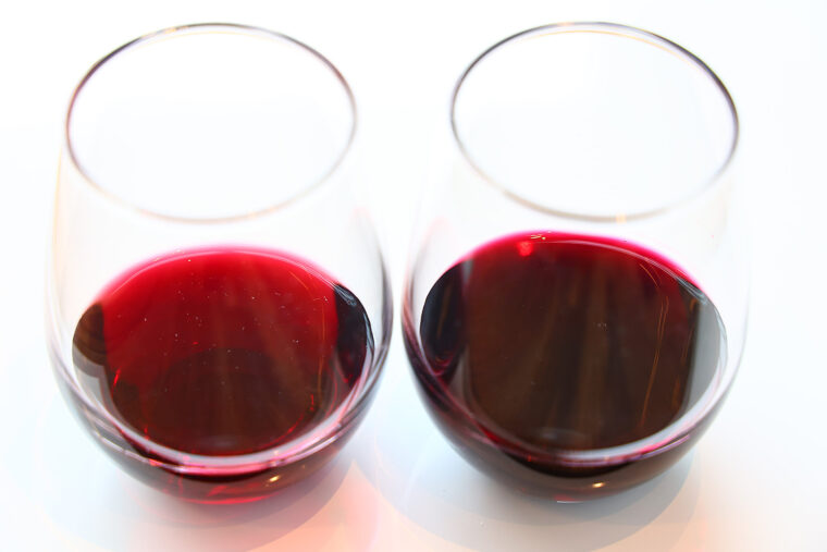 『メルロー』（左）と『タナ』（右）。同じ赤ワインでもブドウの品種によって色が異なる