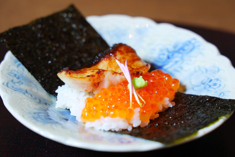 『黒ムツとイクラの巻寿司』。初摘み海苔で巻いて食べる贅沢な一品　