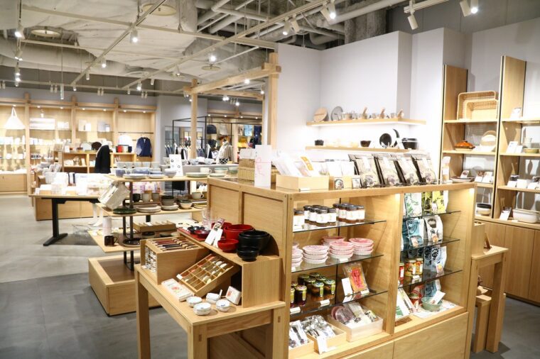 中川政七商店は、江戸中期に麻織物の卸問屋として奈良で創業した老舗です
