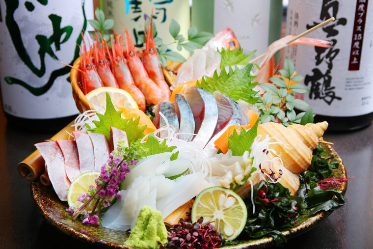 毎日、新潟でとれた鮮魚を仕入れ、旬の味を提供。定番の刺し盛りをはじめ、こだわりの魚料理は味わう価値ありの逸品揃いだ