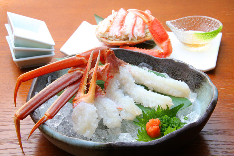 『活 ズワイガニ 蟹刺し』（時価）。日本酒と合わせて楽しみたい
