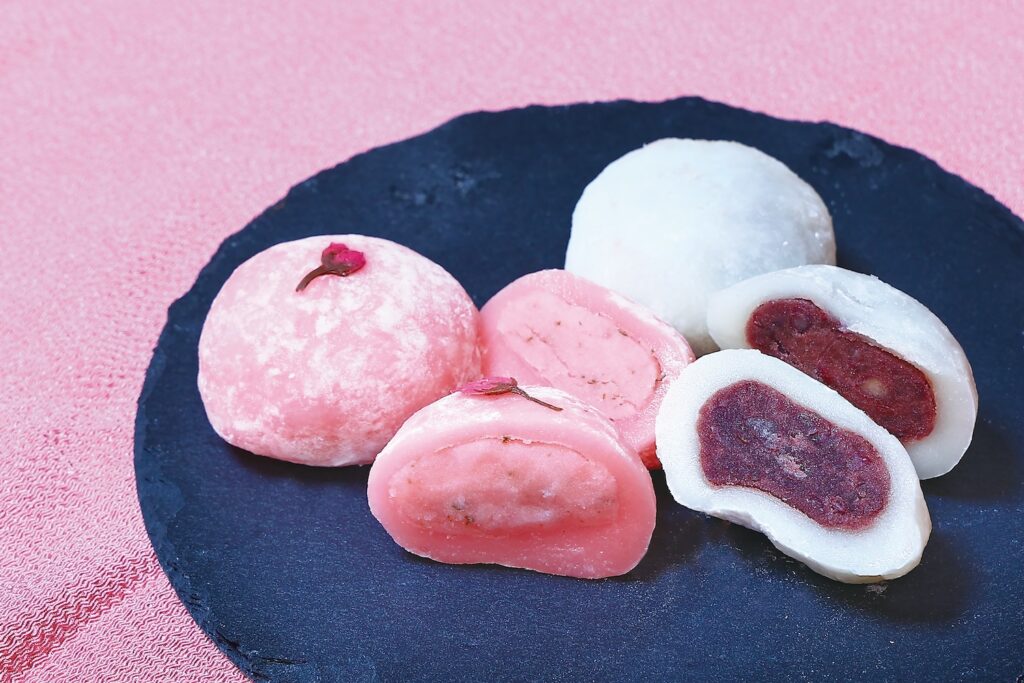 今月のあんこ・くどうもちや】ピンクのかわいい大福は、春の香りで