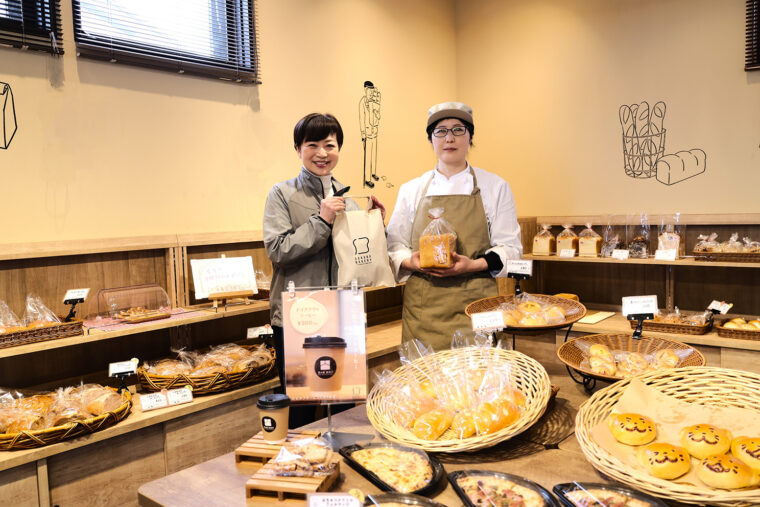 道の駅 加治川で駅長を務める五月女奈緒美さん（左）と、スタッフの根岸里絵さん