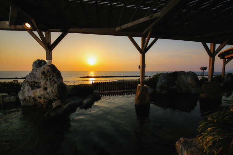 瀬波温泉は夕日が美しい海辺の温泉地です