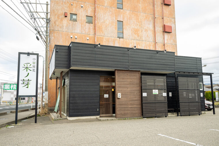 新潟市西蒲区巻の旧国道116号沿いにある、昼も夜も行列の絶えない人気店