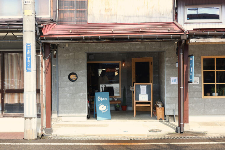 高田駅から徒歩10分ほど。青い看板が目印