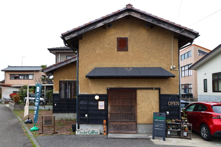 Finder Coffee 外観。ダイソーHIRASEI遊TSUTAYA新発田豊町店近くにあります