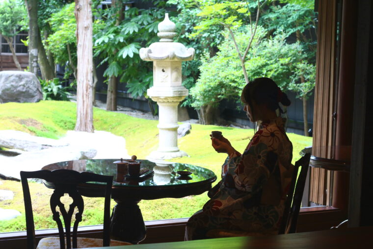 日本庭園を眺めながら村上茶を楽しんで