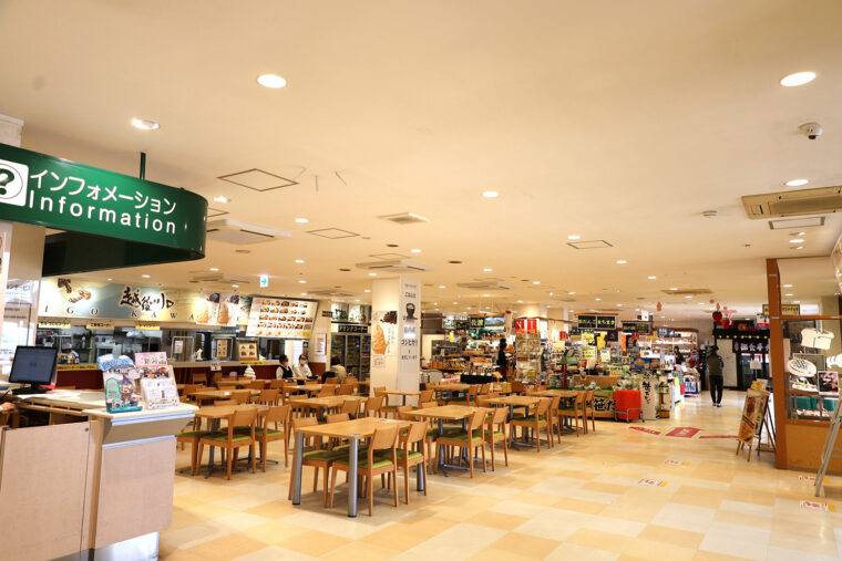越後川口SA上り 店内。ショッピングコーナーでは笹団子が人気。3メーカーの笹団子の味比べができる！