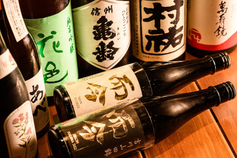 全国各地から厳選したさまざまな味わいの日本酒を取り揃えている