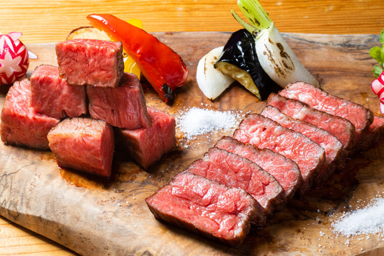 ルビーのように美しく輝く『新潟和牛A5の低温ロースト』は、肉本来のおいしさが実感できる人気の一品。提供までに時間がかかるので予約をおすすめ