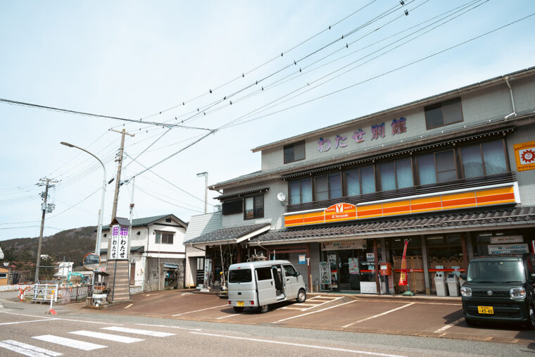 1階でコンビニ&ラーメン店を、2階で割烹（要予約） を営んでいます