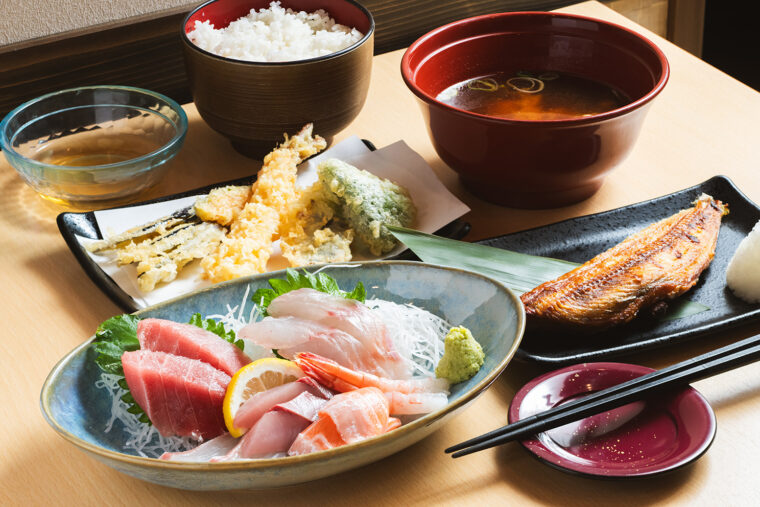 『佐渡島定食』（2,310円）。ご飯大盛り無料！