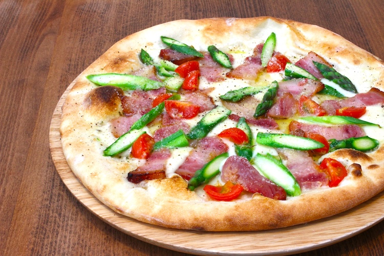提供店：pizza tartaru　『アスパラガスと越後味噌ベーコンのピザ』（1,600円）