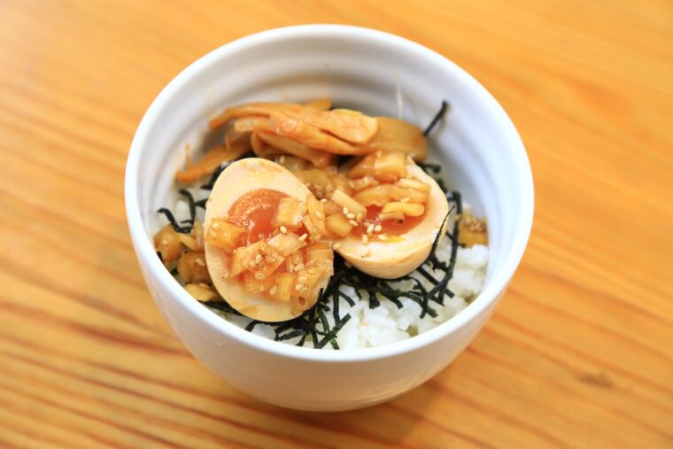 『麻薬玉子丼』（300円）