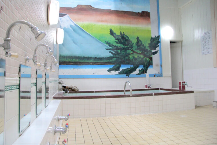 浴室にある大きな背景画は新潟の絵師・八木勝喜氏によって描かれたもの