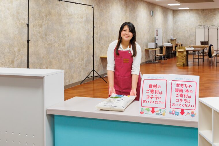 寄付コーナー。店長の山田さんが対応