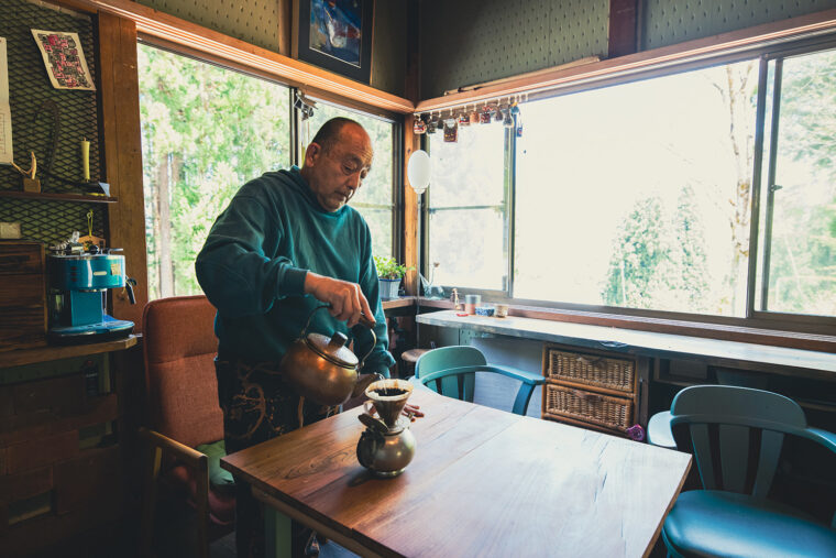 「十日町は水がおいしいので、コーヒーもおいしくなります」と造形作家兼店主の河中さん