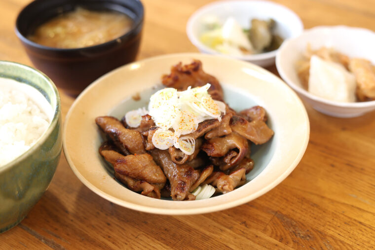 『もつ炒め定食』（1,000 円）。ご飯、味噌汁、お新香、手作りの小鉢付き