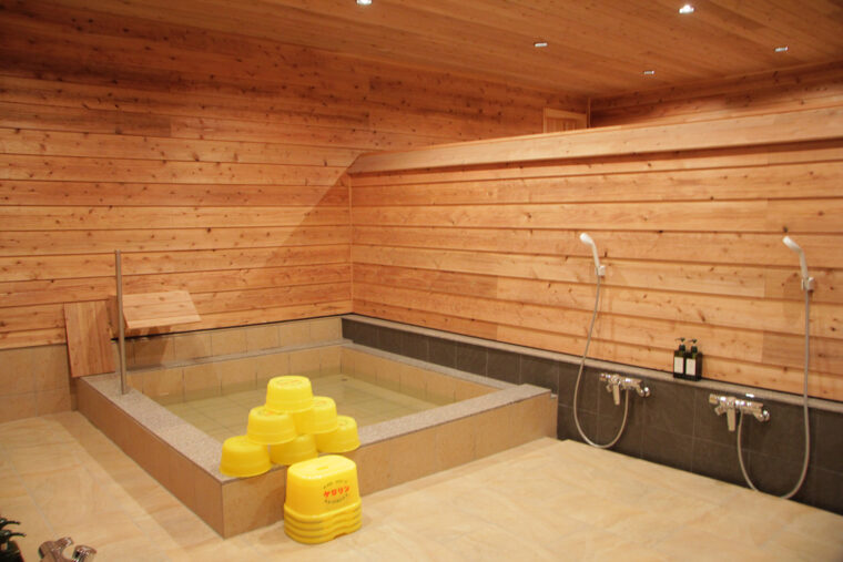 木のぬくもりあふれる浴室。6月にはサウナも常設される予定