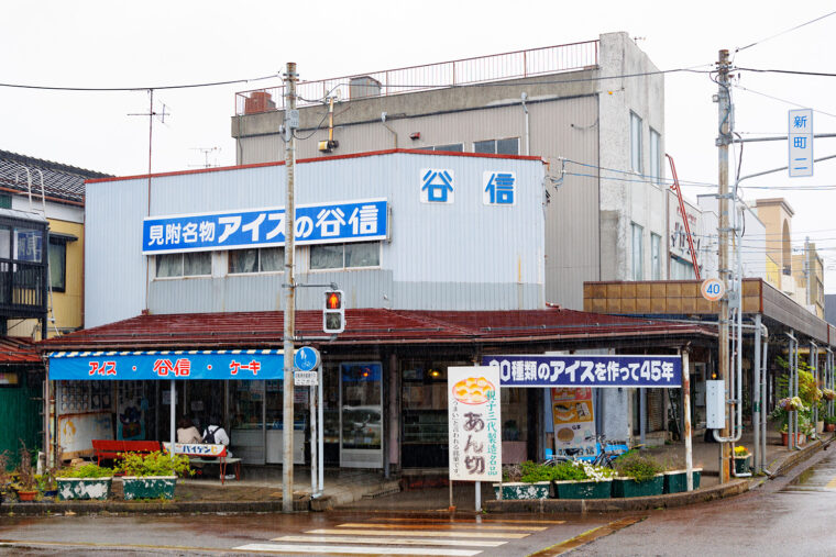 夏は、店頭の日陰で食べるのがサイコーです