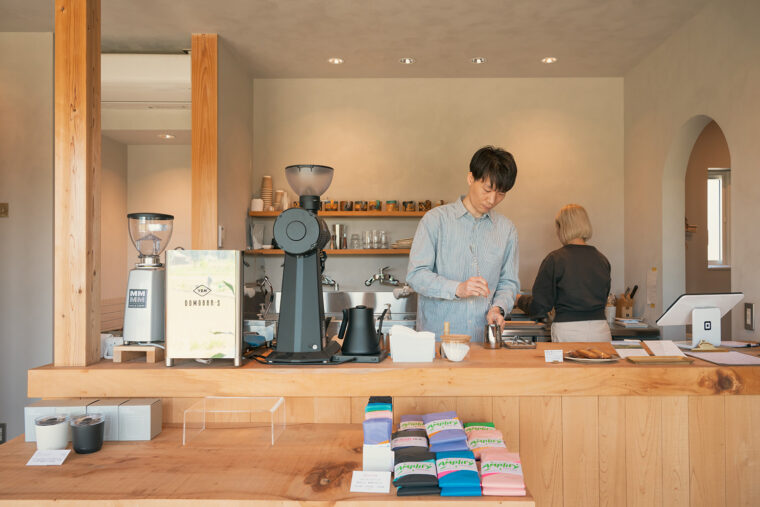 店主の五十川洋平さんと妻のルリ子さん