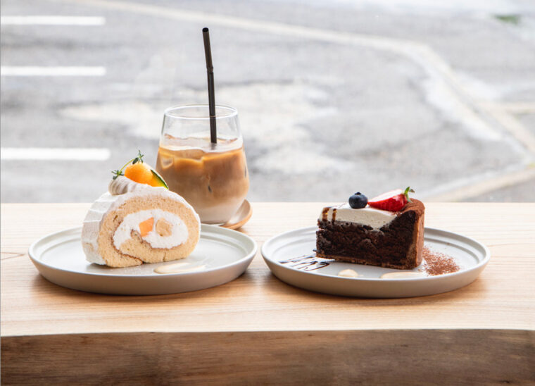 ふわふわの『メロンのスフレシフォンロール』（写真左・550円）、チョコのしっとり感に、ベリーの酸味がアクセントの『ベリーベリーの生ガトーショコラ』（写真右・550円）