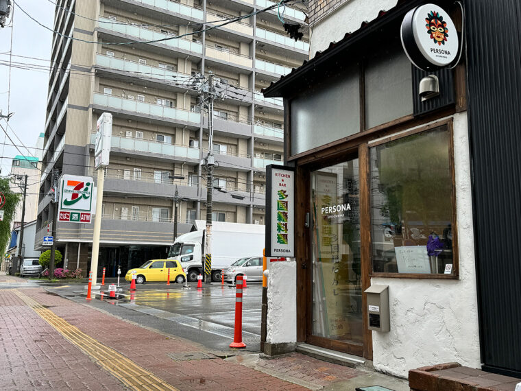 お店は、セブンイレブン新潟本町通店のお隣。新堀通り沿いです