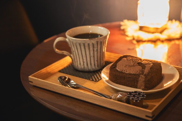 エチオピア産イルガチェフェ豆を使ったコーヒー（300円）。＋100円でケーキを付けられるのが驚き！