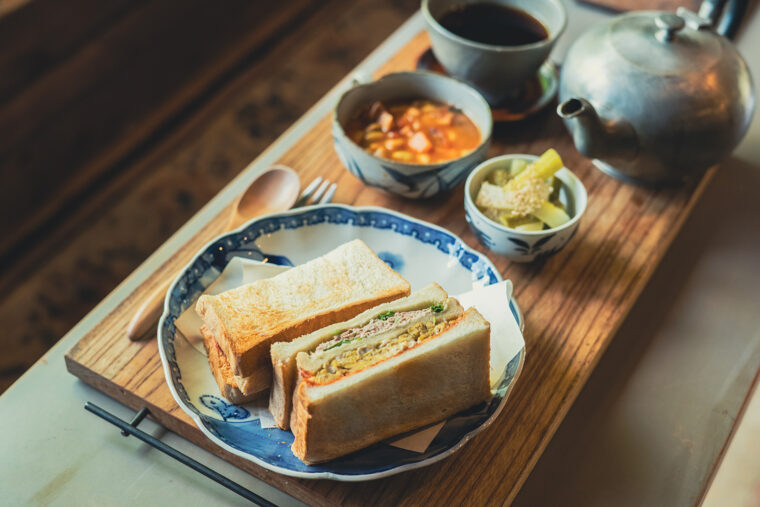 『サンドイッチランチ』（1,500円）。津南産の大豆を使用したベジスープ、小鉢、コーヒー付き