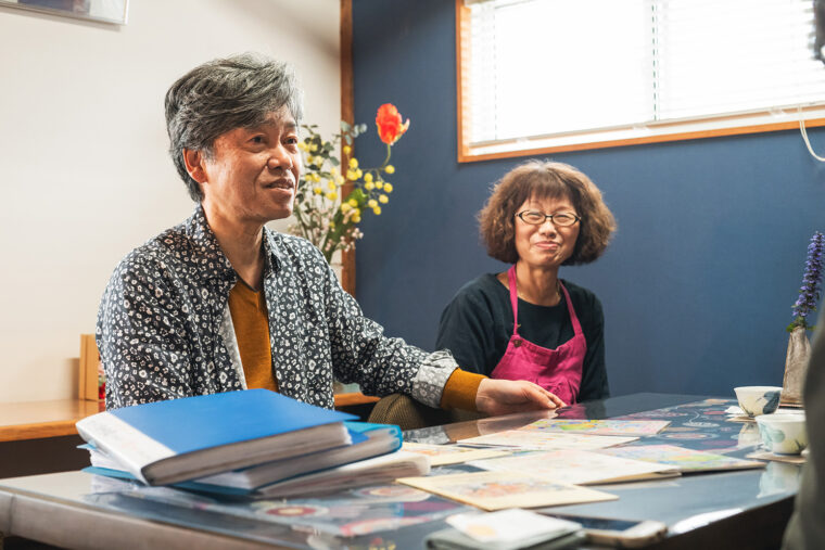 海外旅行好きの館主・八木一志さんと元子さん夫婦が迎えてくれる