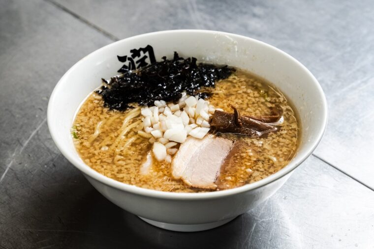 『中華そば』（900円）。煮干し風味の濃厚醤油スープに、食べ応え抜 群な太麺が沈む看板ラーメンです