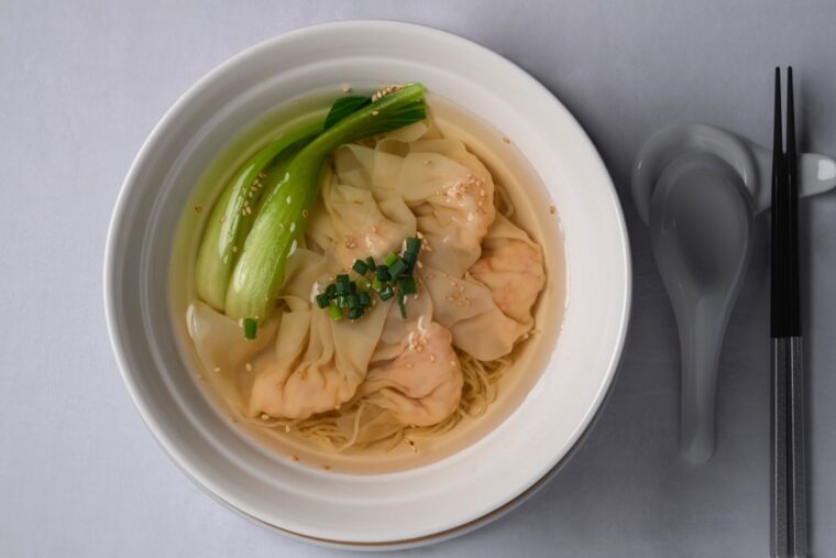 透き通ったスープが美しい『香港雲吞麺』（2,000円）