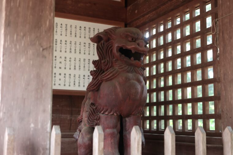 神門にある備前焼で作られた貴重な狛犬