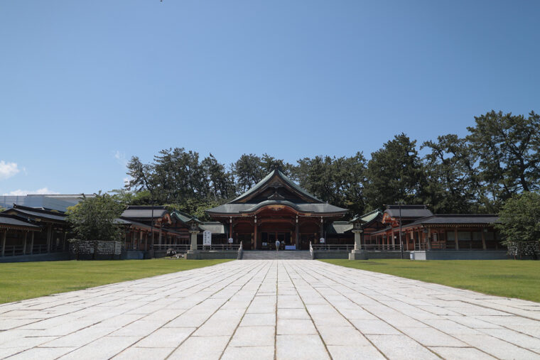 初詣はもちろん、夏にも多くの参拝者が訪れる新潟縣護国神社