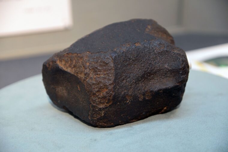 大正9年に櫛池村（現在の上越市清里区）に落下した「櫛池の隕石」を実物展示している。落下地点は、櫛池隕石落下公園という公園になっている